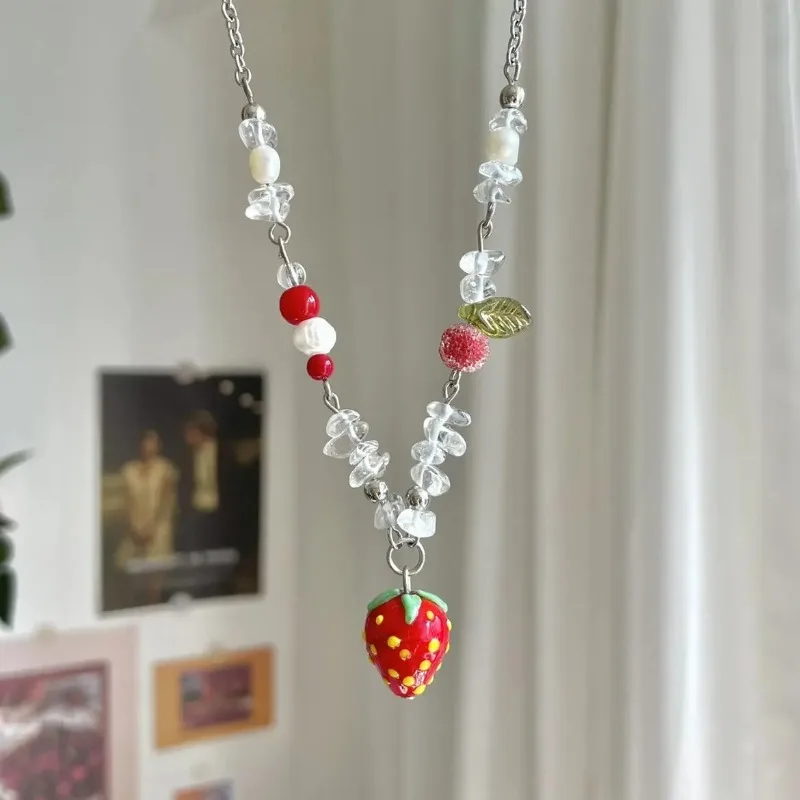 Delicate rode aardbei hanger ketting voor vrouwen zoete mode handgemaakte kralen sleutelbeen ketting vakantie feestaccessoires