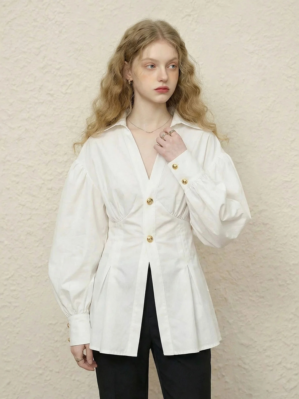 

Женский топ ZhuoZhi Premium V-Neck с эффектом утяжки талии, металлическими пуговицами и рукавами-фонариками, весна 2026, в корейском стиле