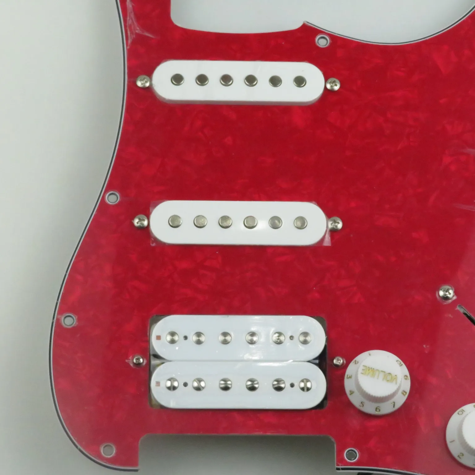 conjunto-de-pickguard-hss-precableado-completo-blanco-con-doble-riel-single-coil-humbucker-de-puente-en-color-rojo-perlado-triturado