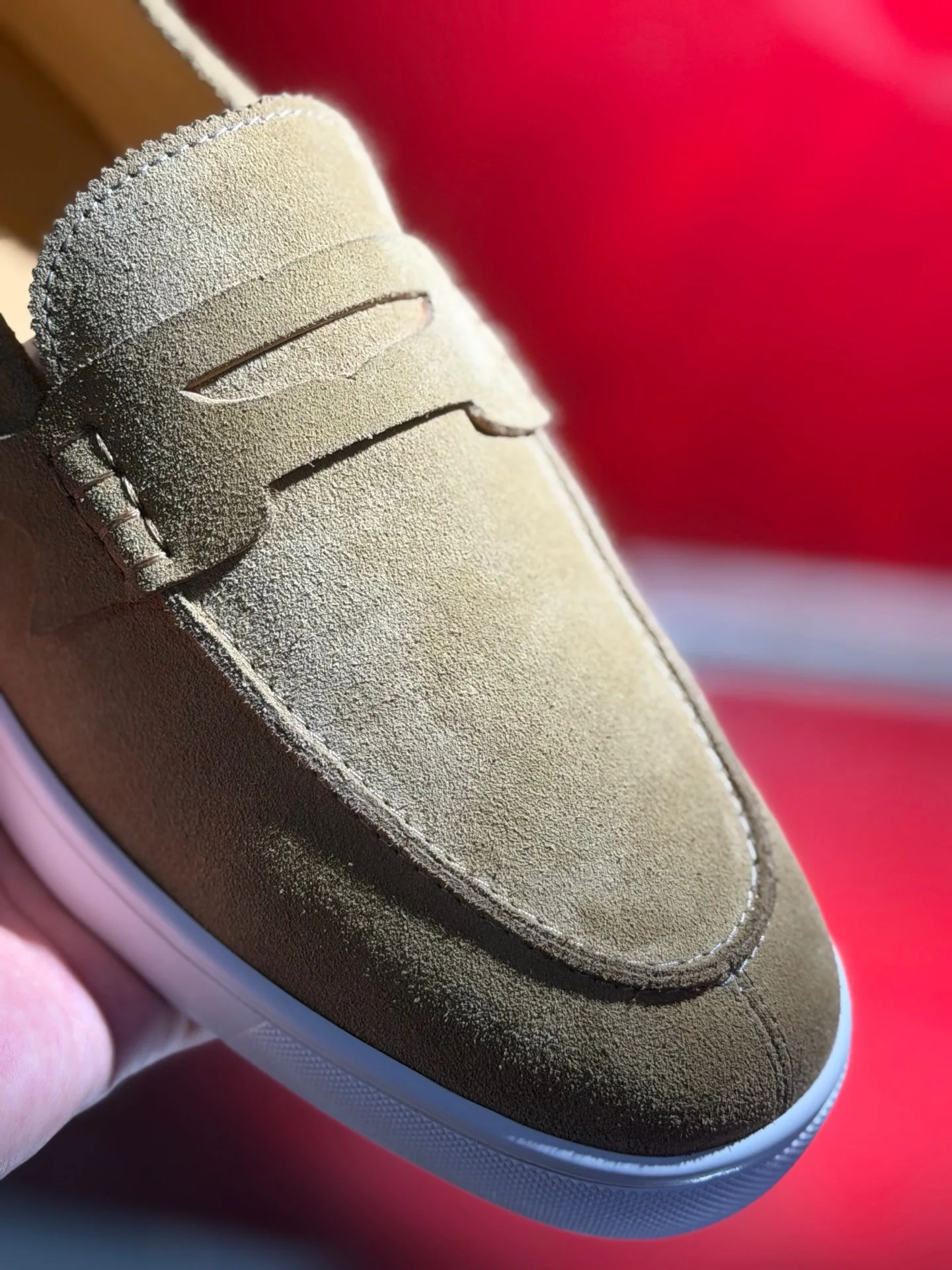 Luxury Designer Men‘s Rivets Shoes Beige Suede Leather Shoes Footwear Slip On Red Bottom Shoes For Men Fashion Casual Shoes