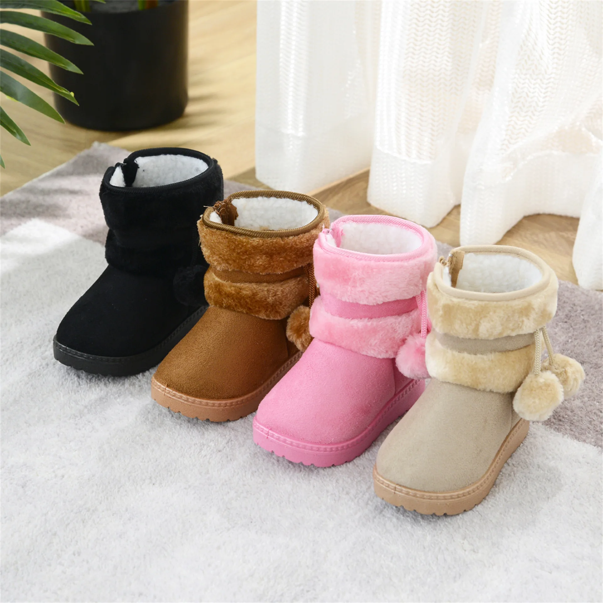 Neue Winterstiefel für Jungen und Mädchen, mit dicker Polsterung und Pompons, rutschfeste, weiche Wildleder- und Baumwollstiefel für Kinder, lässige, modische Stiefel für Babys und Teenager. – Detail 6