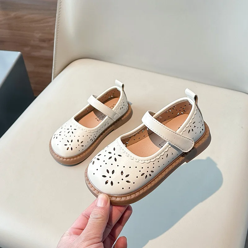 

Детские туфли Мэри Джейн для девочек, черные/бежевые, из искусственной кожи, с вырезами и цветами, весенние, мягкие, на плоской подошве, с застежкой на липучке