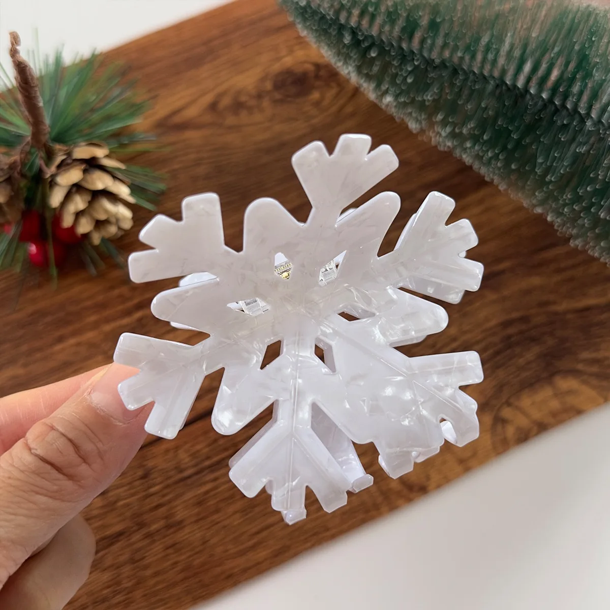 1pc Sweet Snowflake Hair Clip, Simple and Versatile, Elegant Hair Clamp for Women, High-End Hollow Hairpin, Shark Clip, Christma