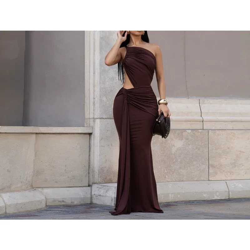 เดรสยาวทรงเข้ารูปสำหรับผู้หญิง ดีไซน์เปิดไหล่ข้างเดียว แต่งระบายช่วงหลัง โชว์หลังเปลือย  สำหรับฤดูร้อน ปี 2025 เหมาะสำหรับงานปาร์ตี้วันเกิด วันหยุดพักผ่อน และใส่ไปเที่ยวคลับ