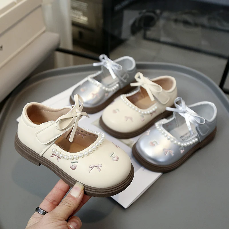 

Kids Flat Shoes With Simple Bows Children Princess Shoes Round Toes Sweet Beadings 2026 New Fashion Girls Casual Shoes Soft Sole