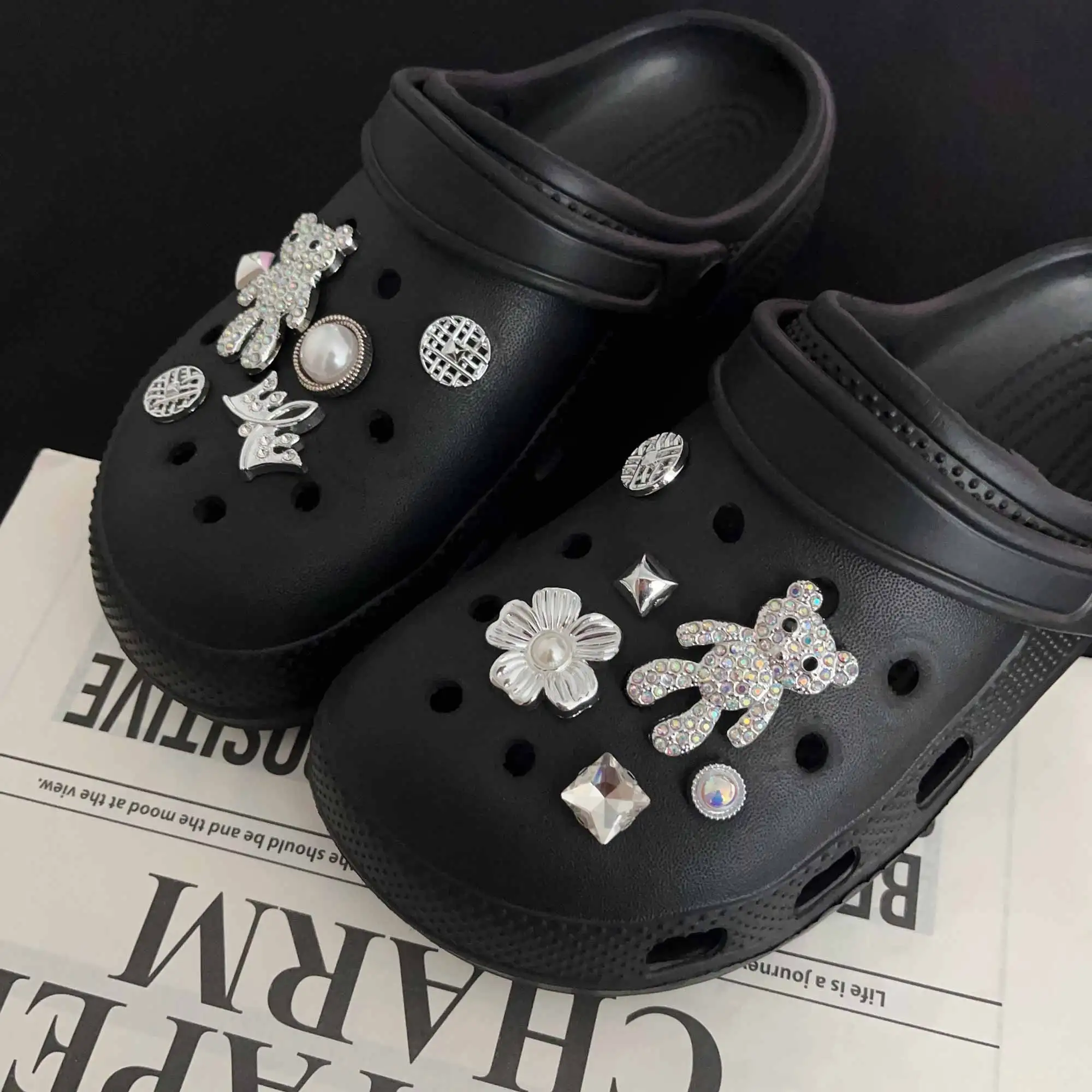 Conjunto de perlas de diamantes de imitación de oso y flores Ins, dijes para zapatos, zuecos Crocs, alfileres, decoraciones, accesorios para zapatillas, sandalias de jardín, regalo para niña