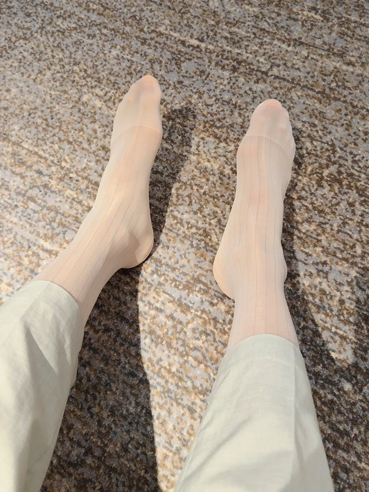 Transparente, vertikal gestreifte Socken für Herren, dünne Strümpfe, durchsichtige Nylonsocken, mittelhohe Socken, Business- und formelle Herrensocken, passend zu Anzügen und Schuhen. – Detail 16