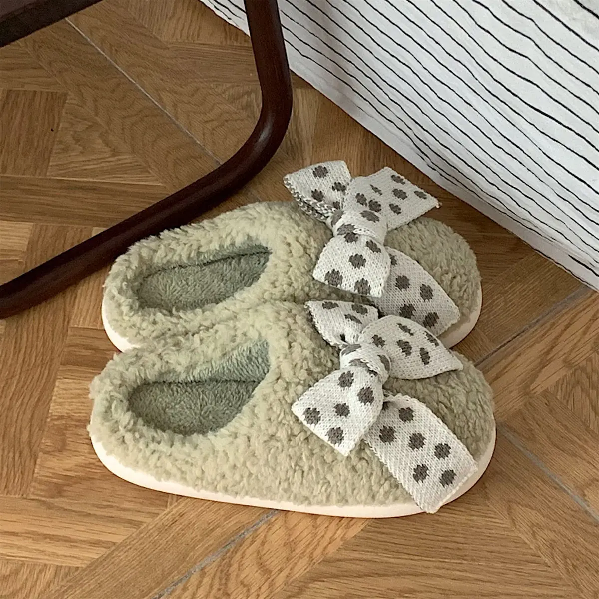 2024 Nieuwe Winter Thuis Meisjes Schattige Pluche Slippers Nieuwe Home Strik Warme Zachte Bodem Gezellige Katoenen Slippers Vrouw