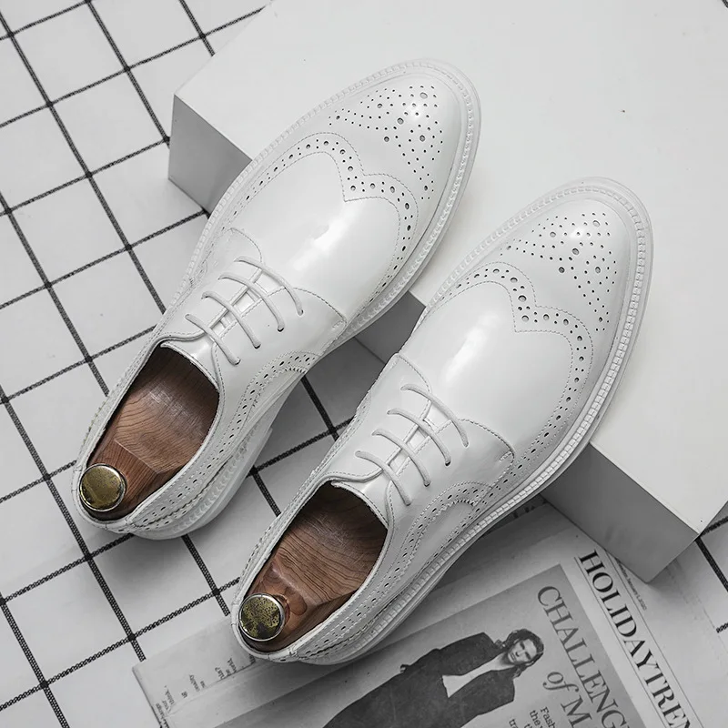 

Fashion Derby Leather Men Shoes White Brogue Lace Up Solid Simple Dress Business Casual Party Wedding Flat Shoes For Man