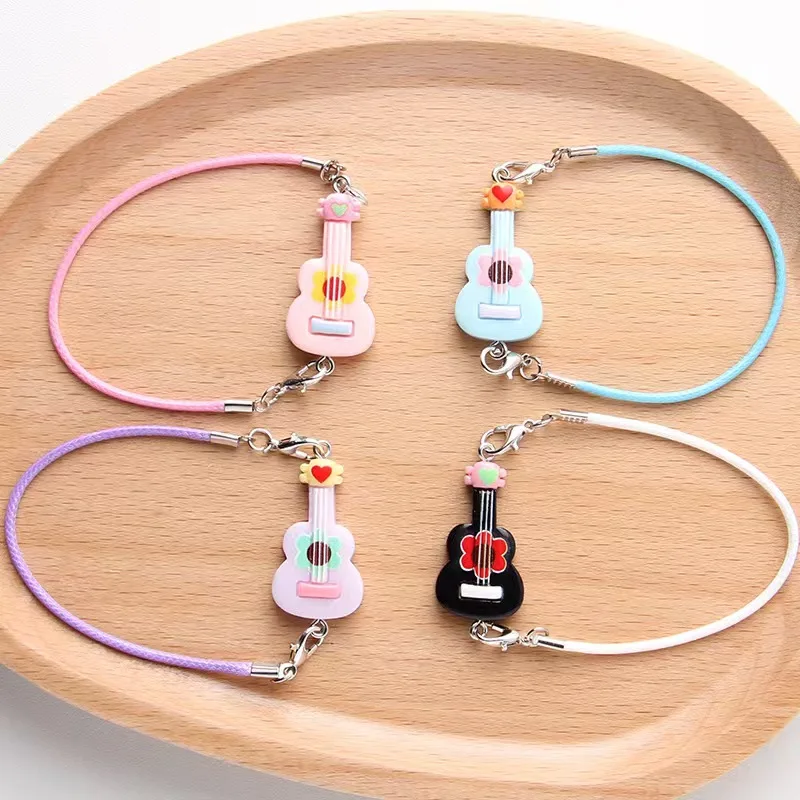 Miniaturowa gitara na pasku do domku dla lalek, symulacja instrumentu, model, akcesoria do dekoracji domku dla lalek, zabawka do zabawy w udawanie.