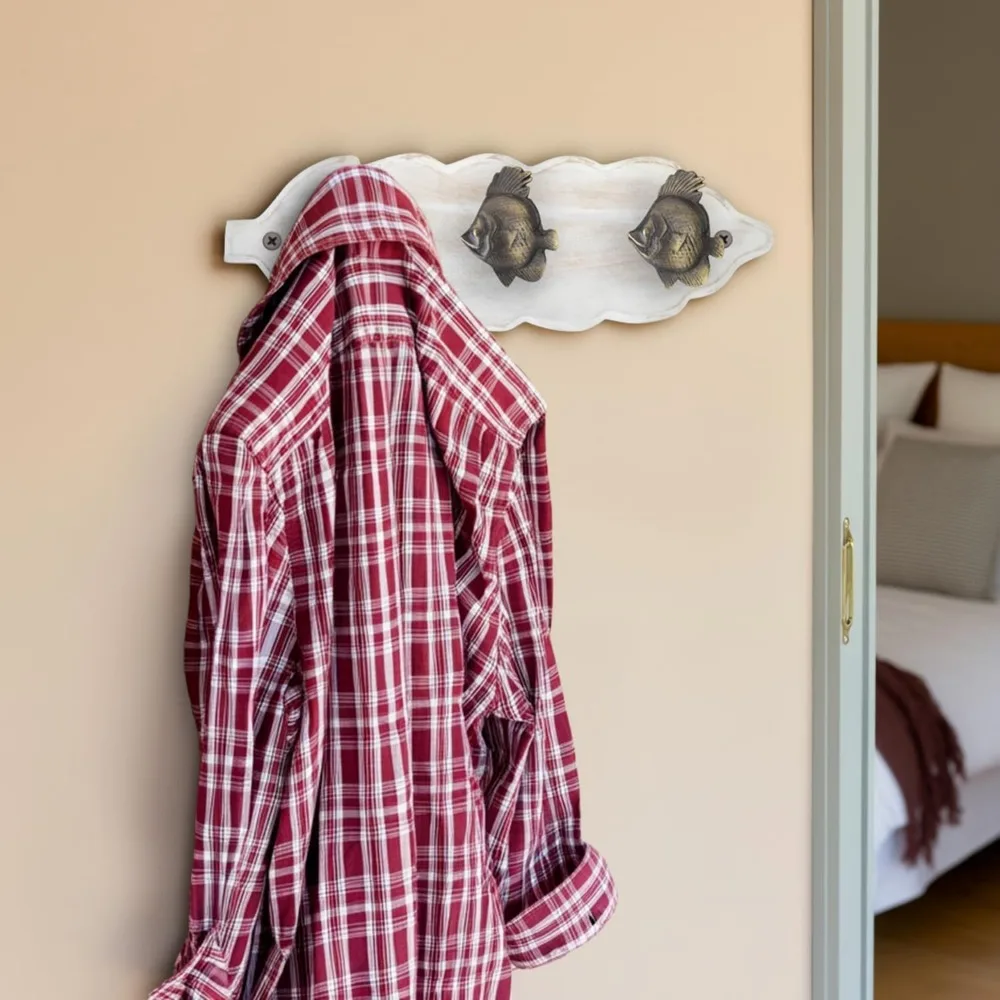 رف معطف عتيق مثبت على الحائط مع 3 خطافات نحاسية عتيقة - قاعدة خشبية بيضاء متعثرة، قبعة على الطراز البحري وسكة معطف #4