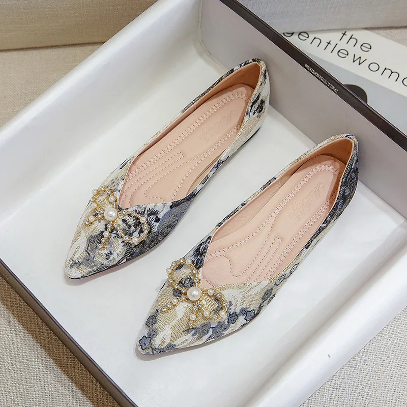 

Plus Size 33-43 Women Flats Pumps Office Lady Slip on Female Boat Shoes National Style Low Heel Pearls Bowknot Pointed Toe A81-9
