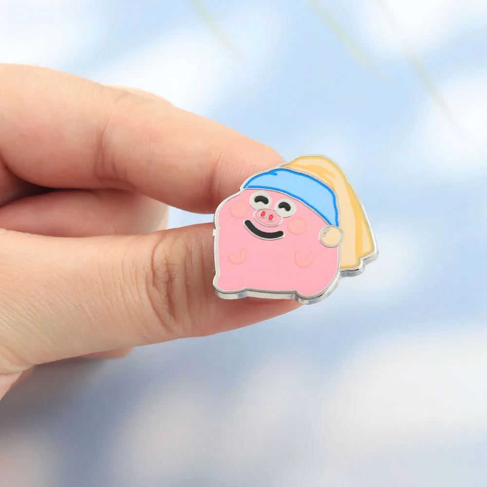 Lustige berühmte Kunstparodie-Emaille-Pins, kreative Schweinchen-Broschen mit Perlenohrring, niedliche rosa Schweinchen-Abzeichen, Rucksack-Anstecknadel, Schmuck – Detail 4