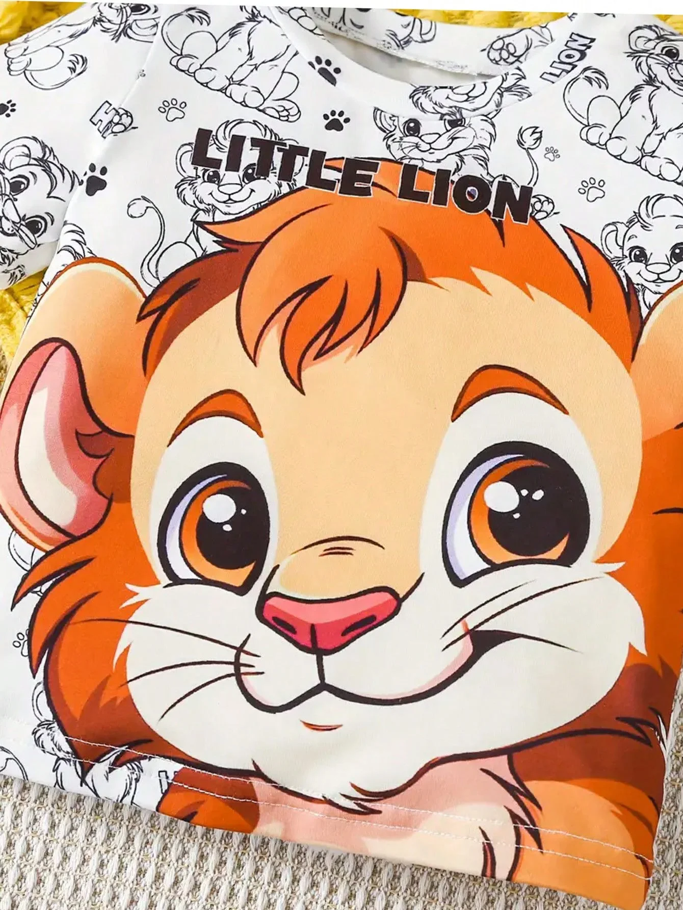 Kinderbekleidungsset, lässiges T-Shirt mit Cartoon-Löwen-Print, Rundhalsausschnitt und kurzen Ärmeln + Hose mit elastischem Bund und Löwen-Print. – Detail 5