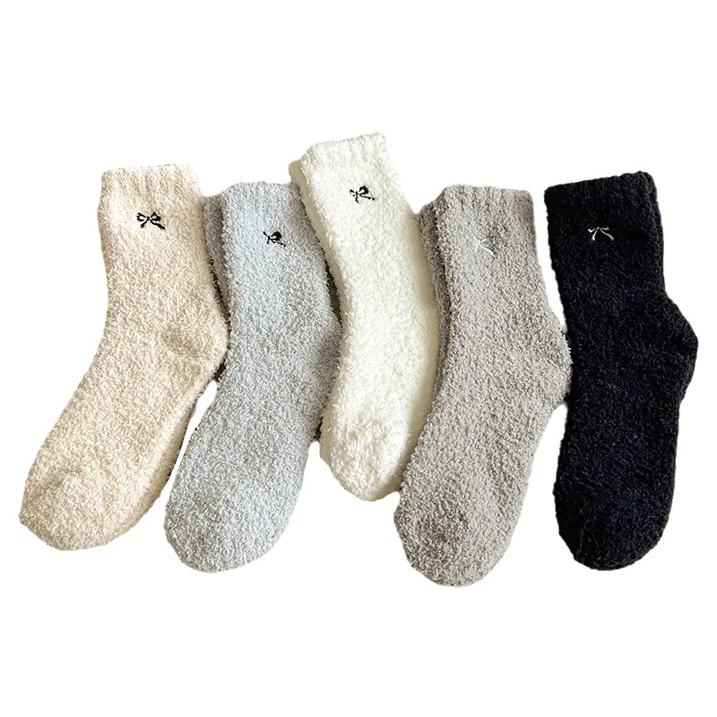 1 par de calcetines encantadores para mujer, calcetines de tubo medio de Cachemira gruesos Kawaii, prendas de vestir suaves y cálidas para niñas, calcetines para el suelo