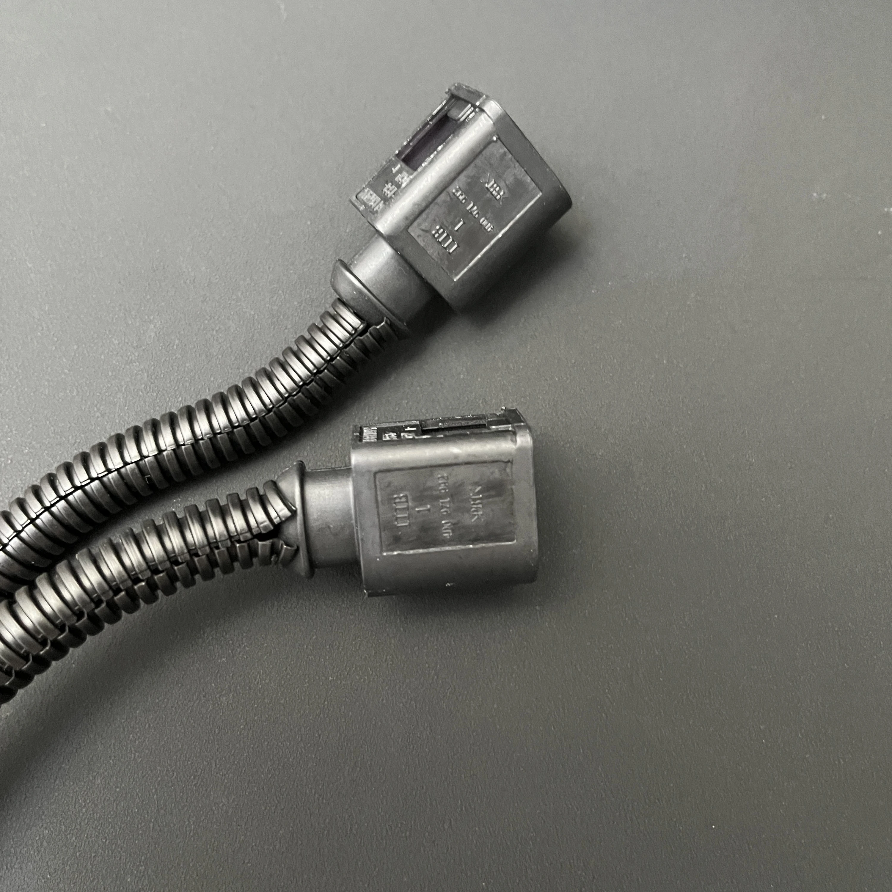 4D0971992 Für POLO 2011-2018 Golf 6 Jetta Bora Hoch- und Tiefton-Hupenkabel Schneckenhupenstecker Ein Ausgang Zwei Anschlüsse 4D0 971 992 – Detail 3