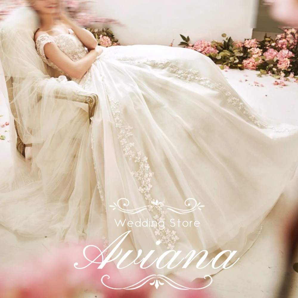 Aviana Maßgeschneiderte schulterfreie A-Linie mit Schleppe und Falten, gerüschten 3D-Blumen, ärmellos, herzförmig, rückenfrei, Empire-Satin für Damen