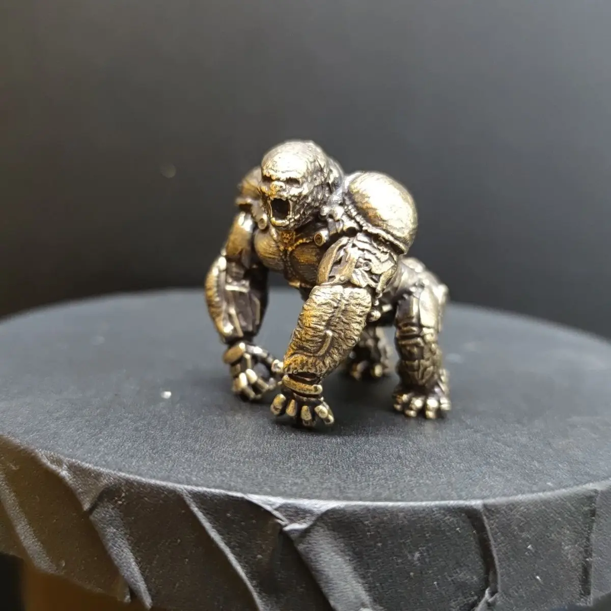 

4.1cm Metal Ape Statue - Roaring Gorilla Sculpture with Detailed Muscle Texture, Animal Mini Desk Decor for Collectible Gift