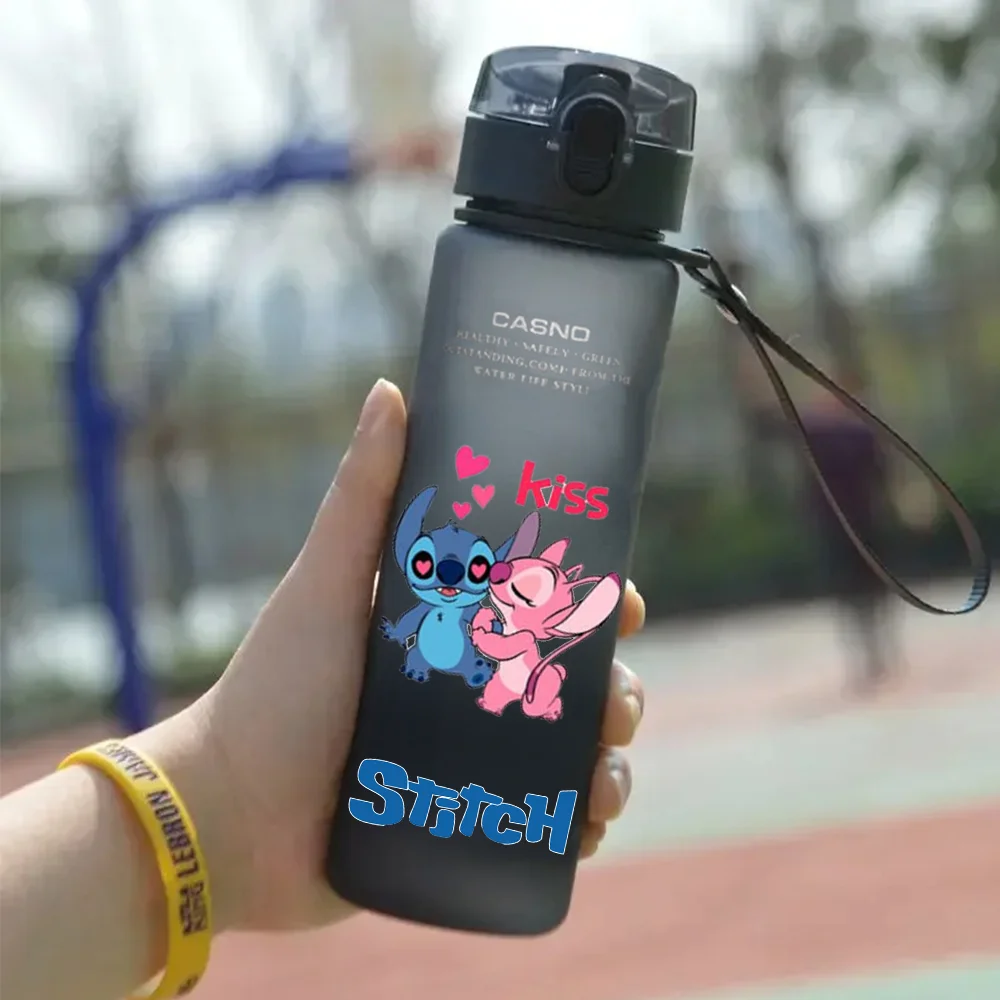 560ML Stitch Angel Cartoon kubek na wodę przenośny plastikowy kubek z kreskówek o dużej pojemności przezroczysty kubek Outdoor Sports Water Chil Cift