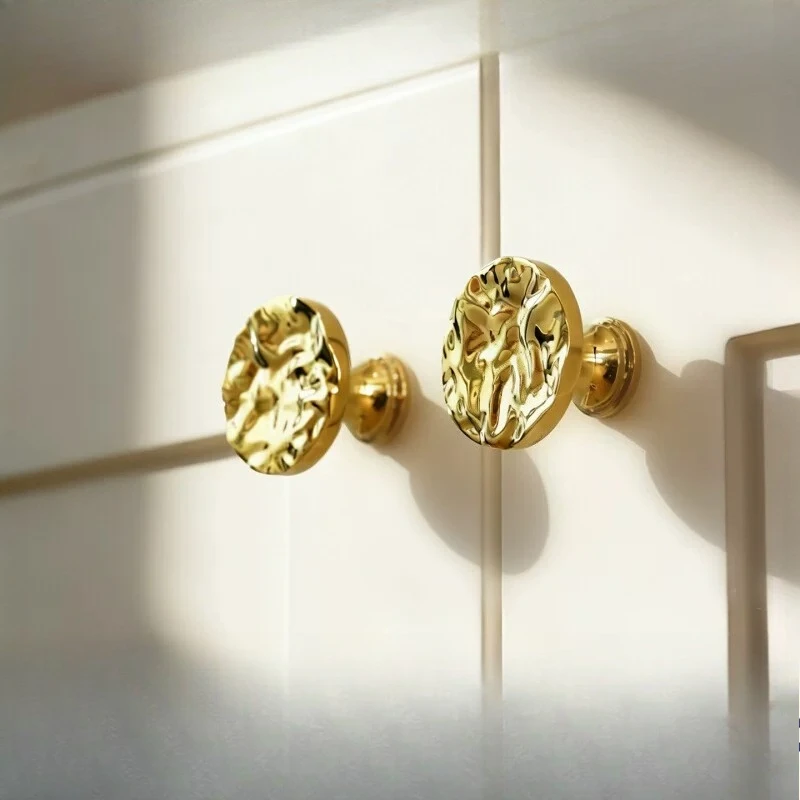 

Wave face gold brass handle single hole clothing cabinet door French light luxury cabinet door handle