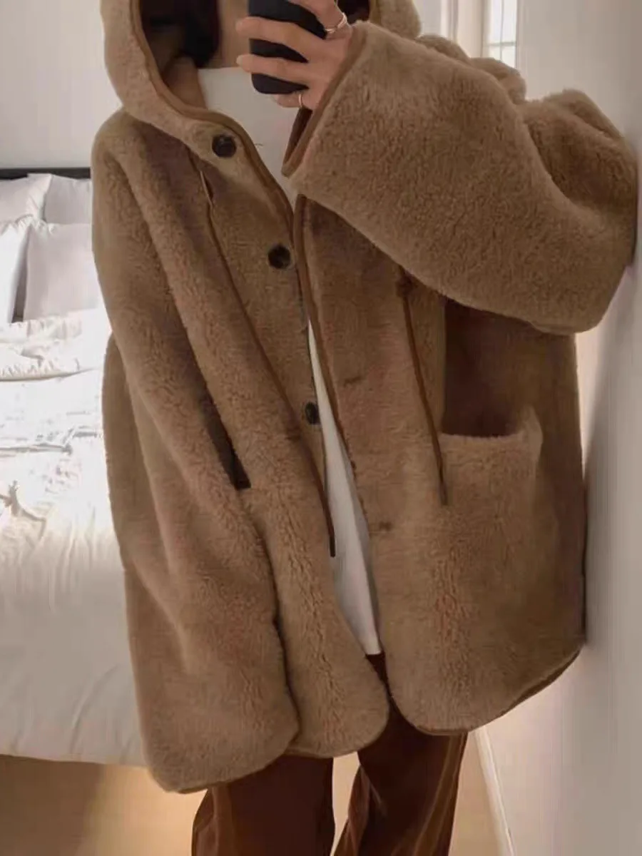 レディース暖かいフード付きラムファージャケット、大きなケットデザイン、インテイテッドレザーとファーの冬用コート、ヴィンテージ風ロングスリーブ