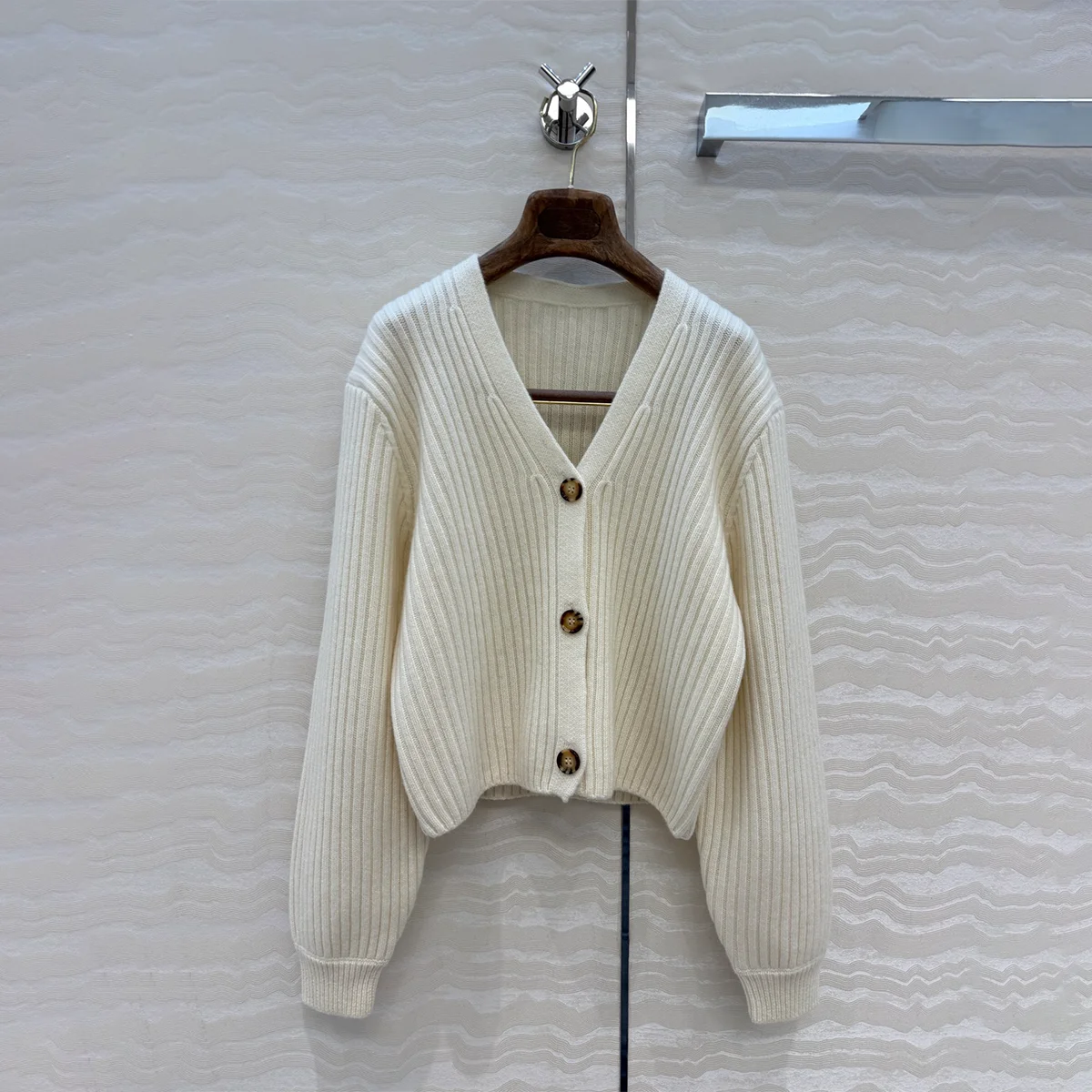 2026 High Quality Women's Vertical Pit Strip V-neck Short Knitted Cardigan2610802
