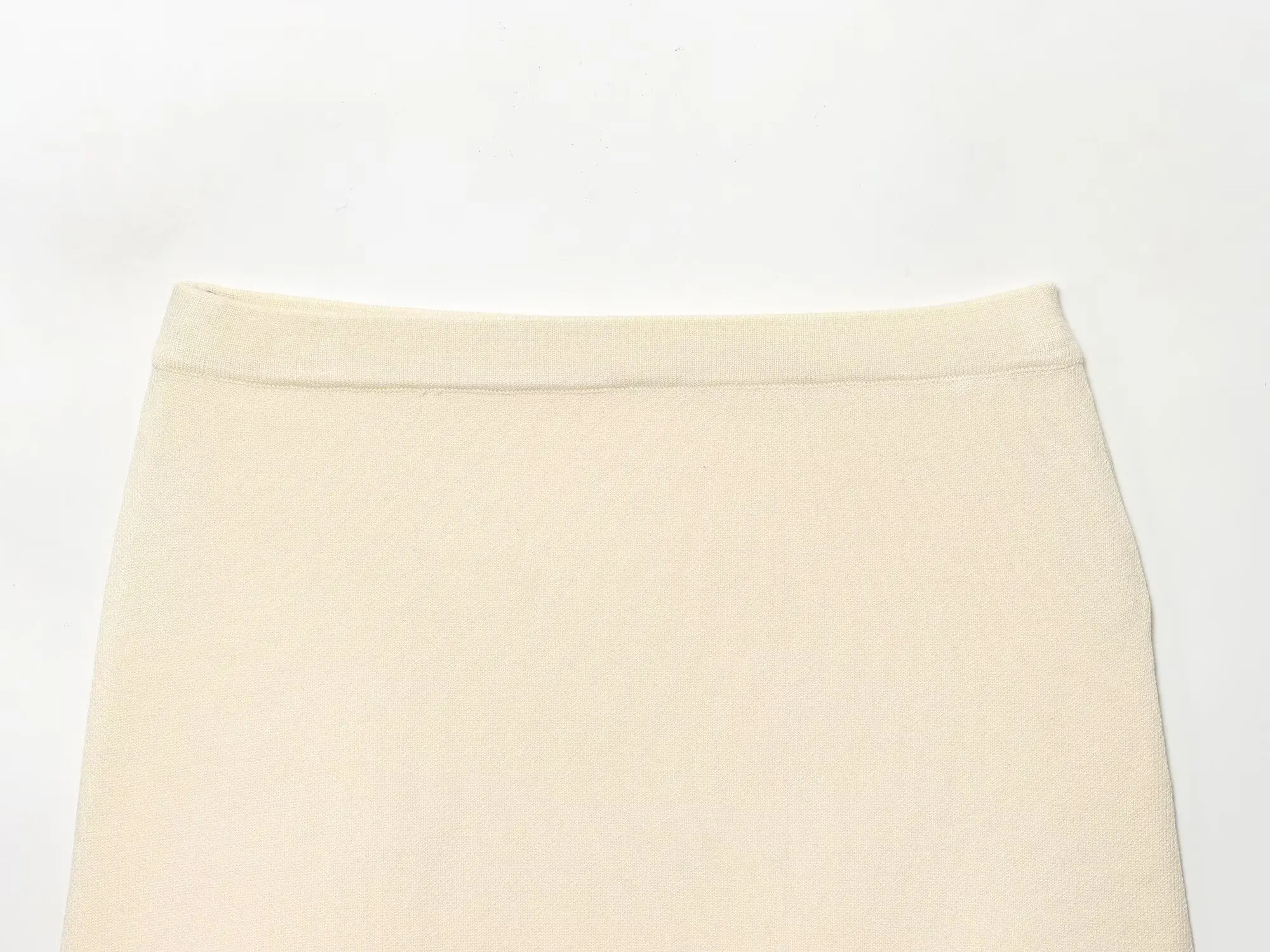 تنورة نسائية جديدة موديل 2025 باللون البيج مرنة عالية الخصر محبوكة تنورة صغيرة بإبرة مسطحة تنورة قصيرة أنيقة للخريف