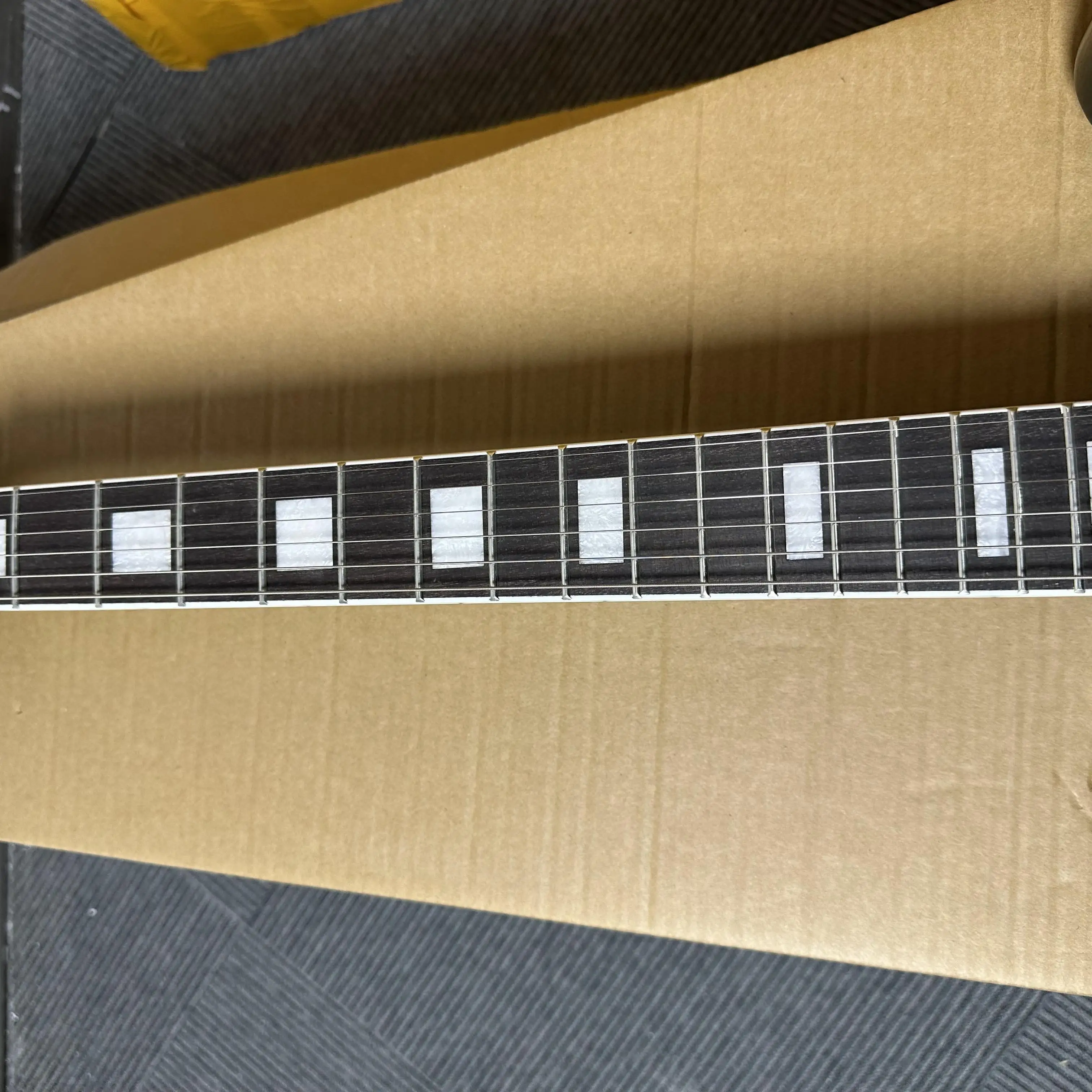 مخصص الأسود فايربيرد الغيتار الكهربائي الذهب الأجهزة الأسود Pickguard HH التقاطات شحن مجاني #3