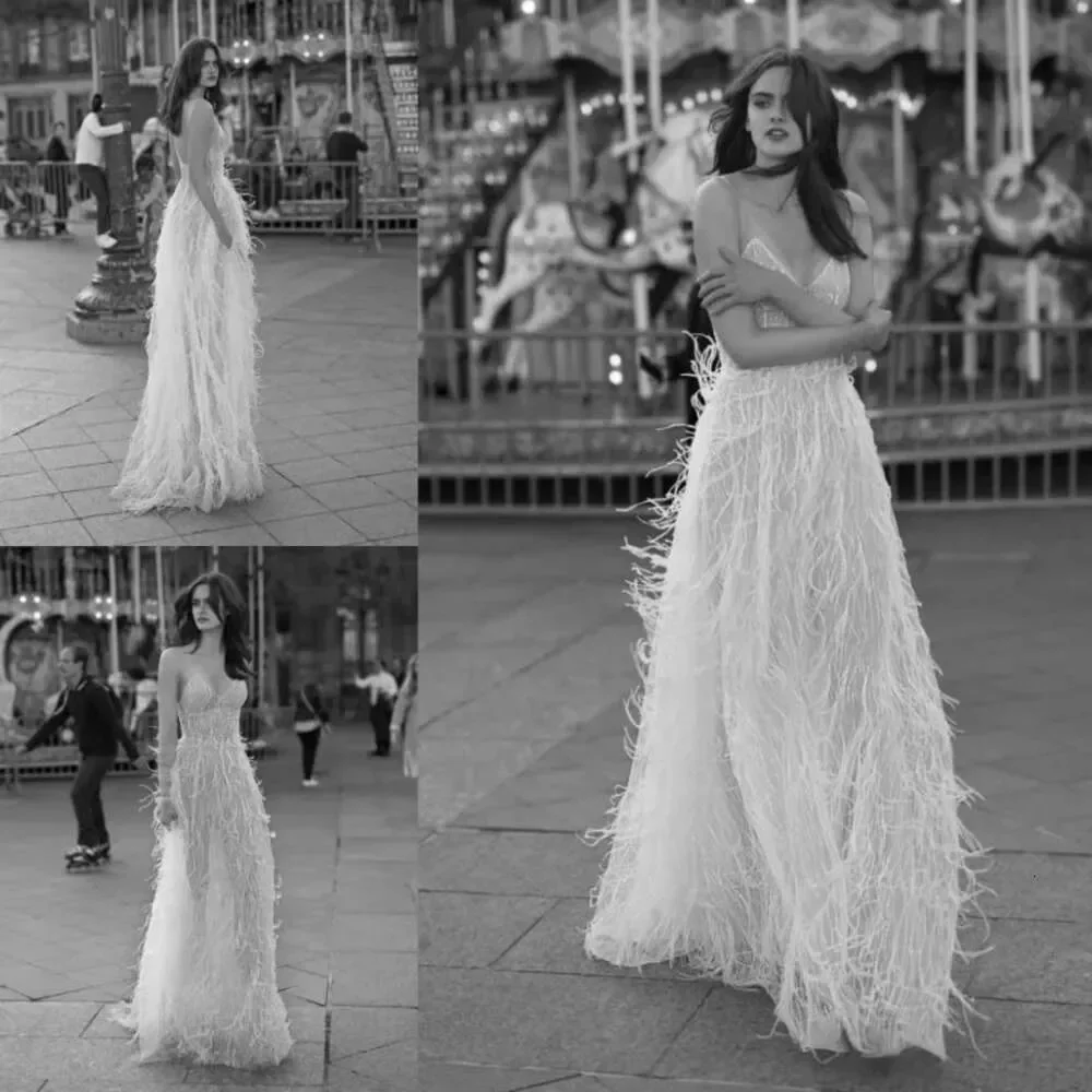 Vestido de novia de línea a de plumas de lujo, correa de hombro italiana, cuello en V, Espalda descubierta, largo hasta el suelo, playa, fotografía callejera, vestido de novia