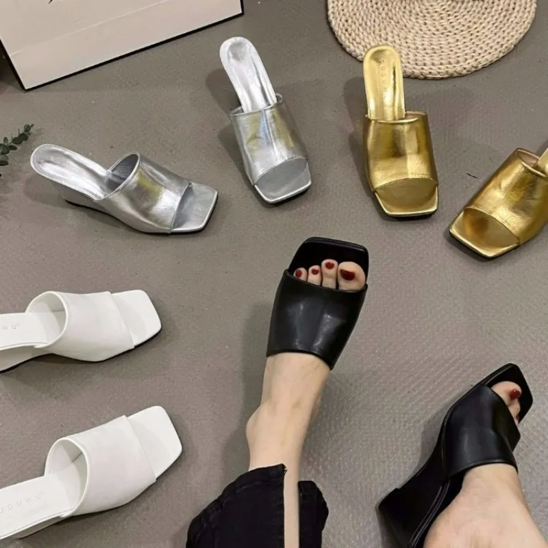 Buty damskie 2024 nowe kwadratowe noski klapki damskie letnie z wystającym palcem solidna zewnętrzna codzienna kapcie na platformie na platformie