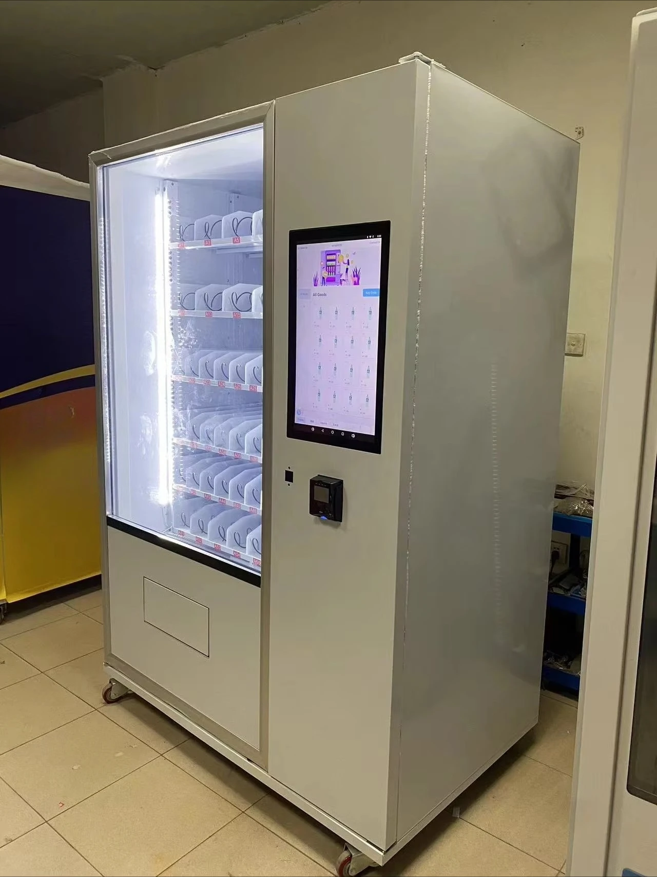 Automatic 21.5 Inch  Touch Screen Vending Machine  for Drinks and Snacks  Cooling