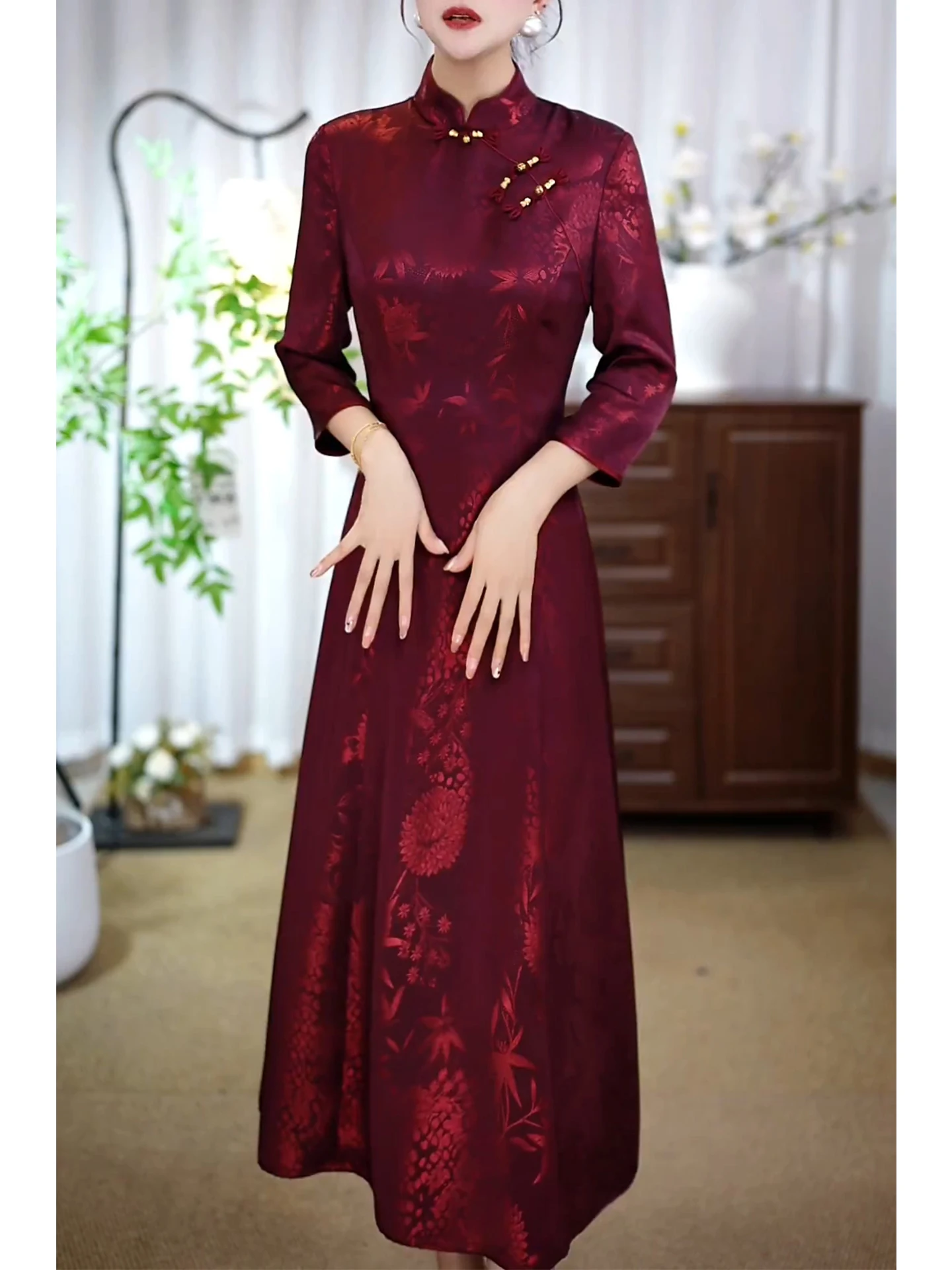 

Elegant Long Sleeve Embroidered Qipao Dress Women's Wedding Celebration Ceremony Dress Mid-Length Chinese Style Fashionable
