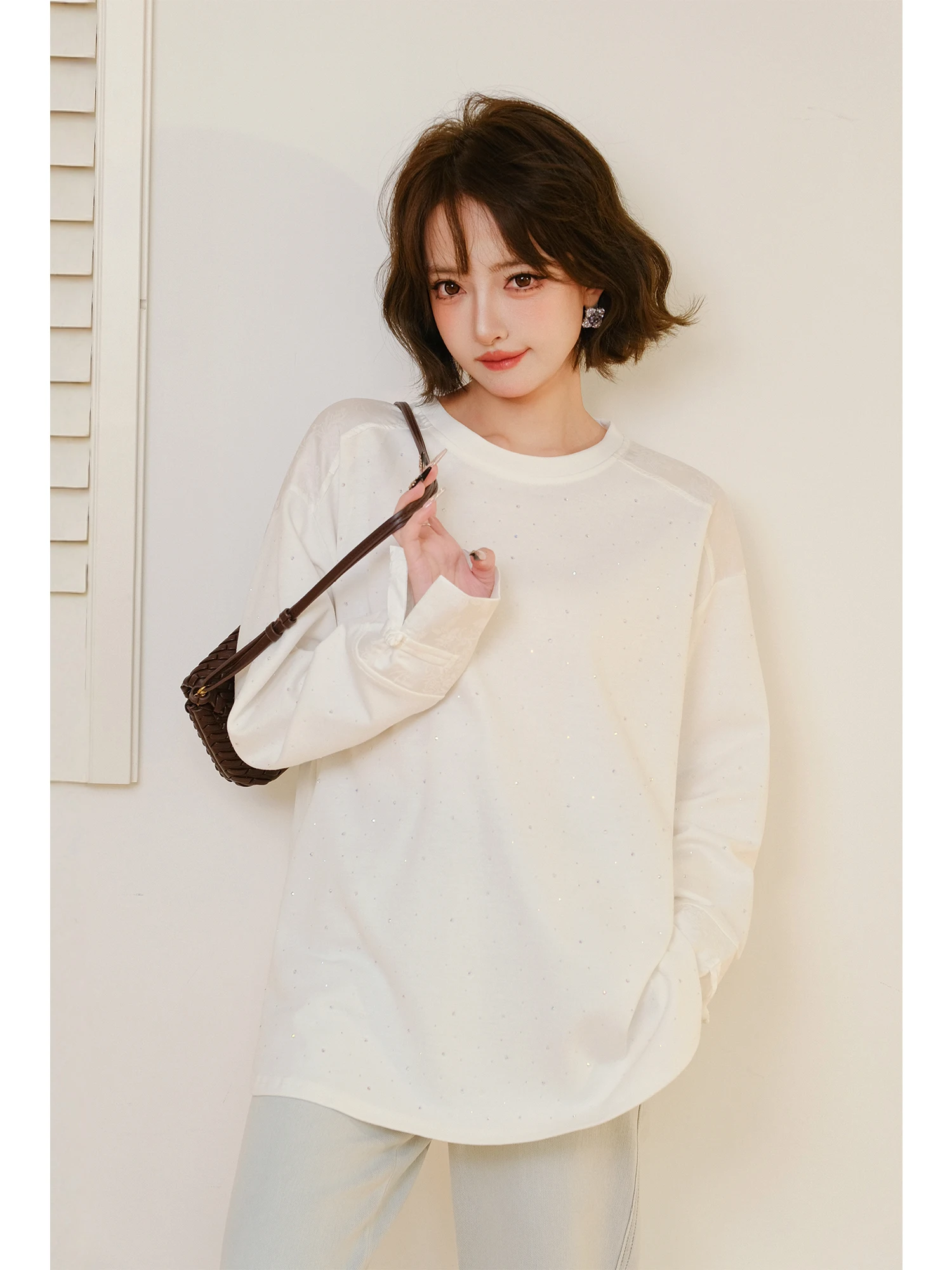 

Новая китайская женская футболка свободного кроя с длинным рукавом, белыми стразами, атласной вышивкой и спущенным плечом, круглый вырез, хлопок