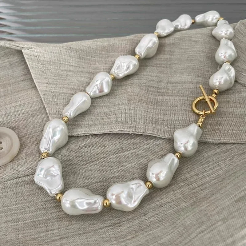 

Vintage Irregular Baroque Pearl Necklace Female Niche Design OT Buckle Temperament Versatile Collarbone Chain