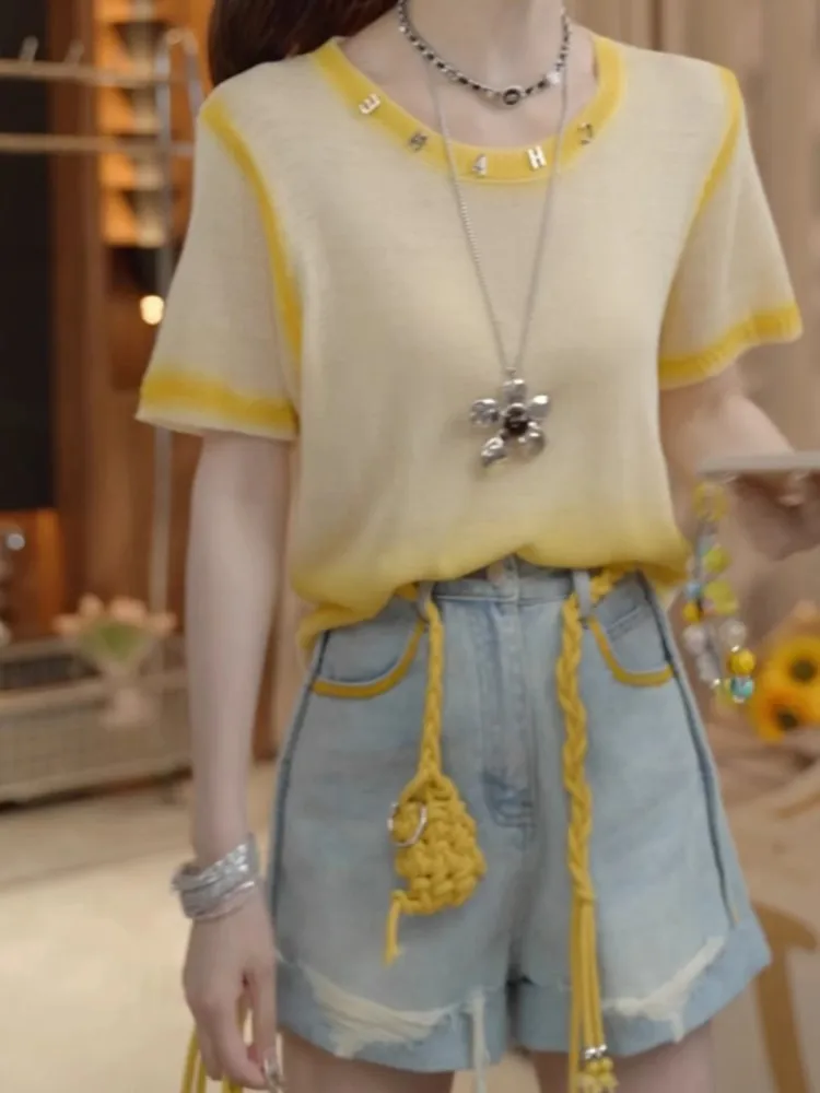 

Комплект из двух предметов: вязаный топ с цветными блоками и джинсовые шорты. Женский летний модный ансамбль для стройного силуэта.