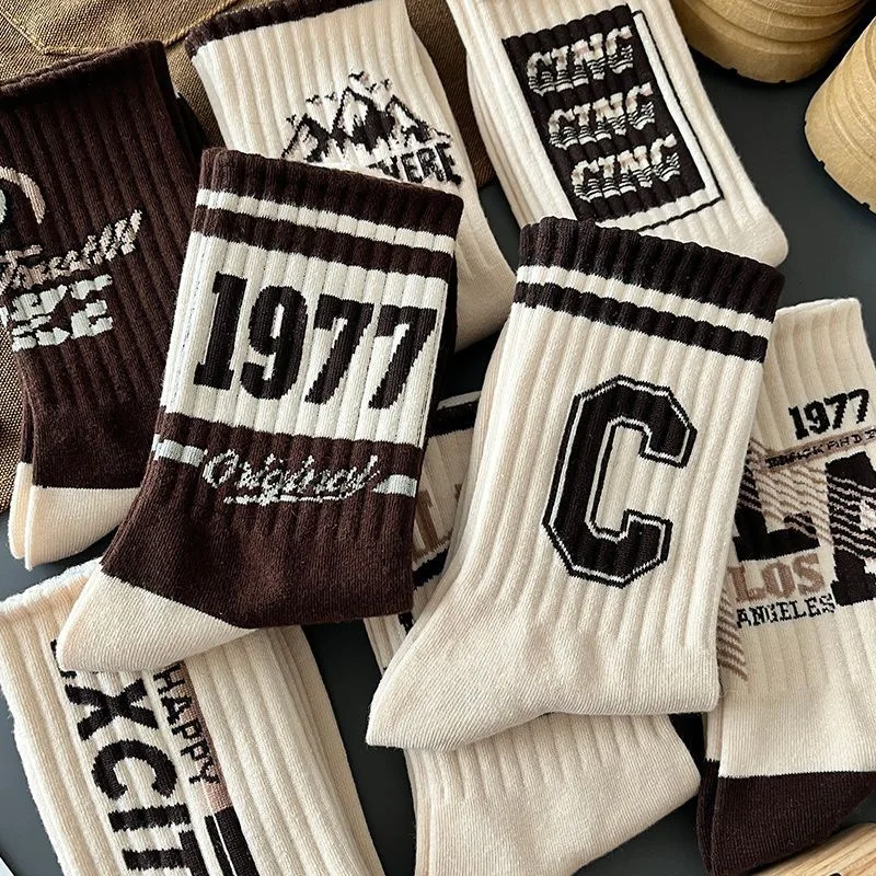 

4/5/8 пар ретро-американских мужских носков средней длины, женские носки в стиле Ins, повседневные спортивные носки для баскетбола с граффити и алфавитно-цифровым узором