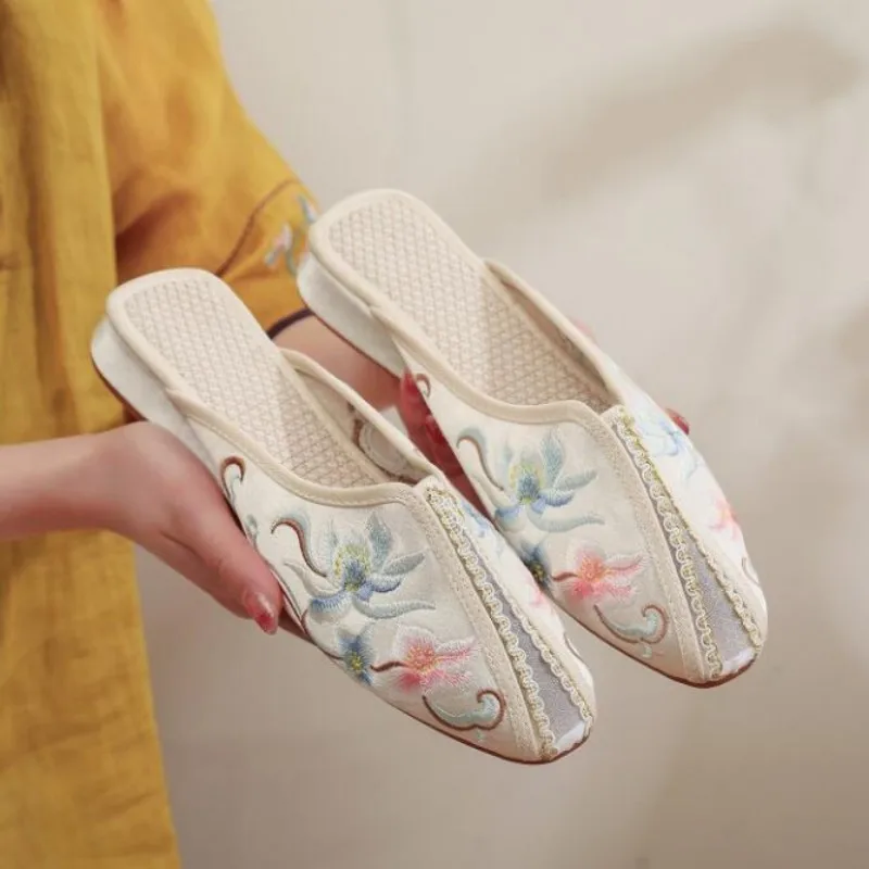 New Arrival Ladies Floral Embroidered Retro Slipper Casual Summer Dress Shoe Ethnic Style Fabric Mules Women Outdoor Slides