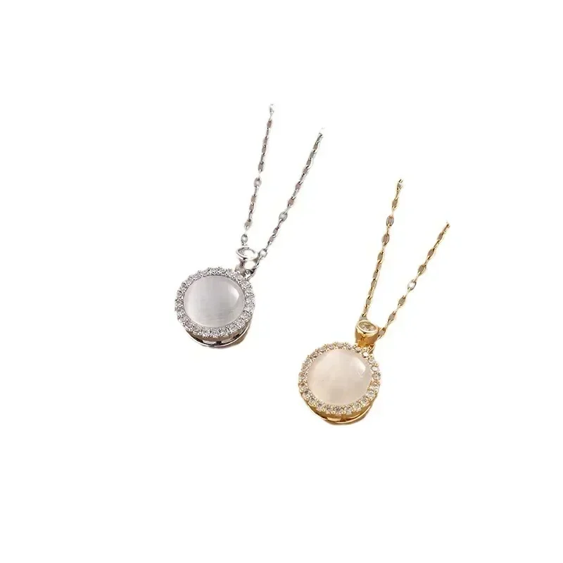 هذا قلادة أنيقة وفريدة من نوعها باللونين الأبيض والأسود على الوجهين من الفولاذ التيتانيوم يمكن ارتداؤها على كلا الجانبين