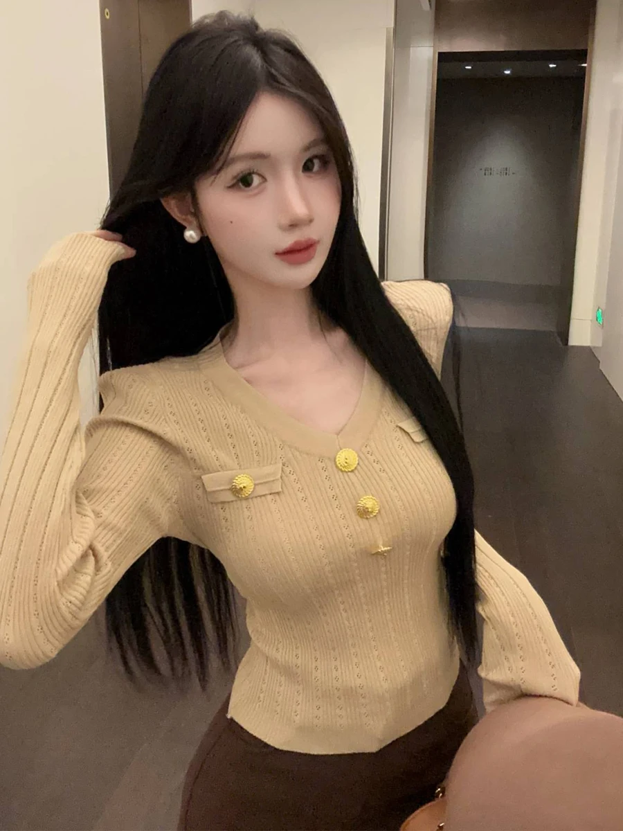 Slim Fit V-Neck Knitwear T-Shirt Women's Fashionable Versatile Metal Buckle Long Sleeve Breathable Comfortable High Waist Design