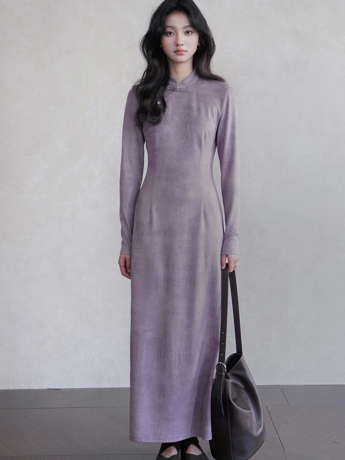 

Новое китайское женское бархатное платье с длинными рукавами, фиолетовое, с градиентным флаговым узором, из оленьей кожи, с коралловым дизайном, двухцветное.