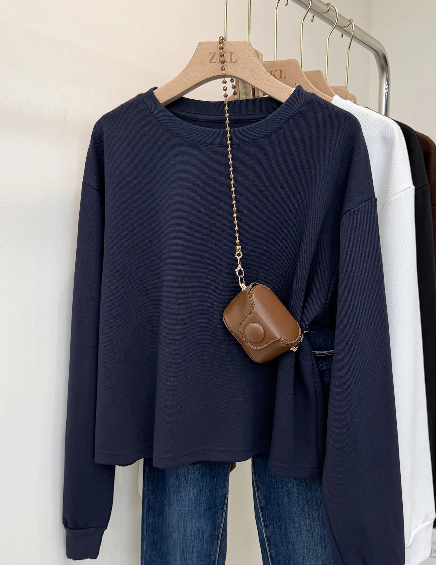 Bluza damska z dzianiny waflowej bez kaptura, elegancka, uniwersalna, idealna na wiosnę, dla studentek, z haftowanym napisem.