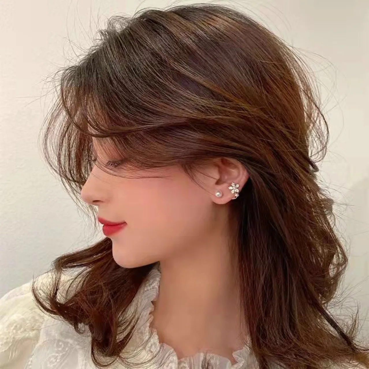 Korean Version Exclusive Design Pearl Flower Silver Ear Stud Fashionable Lightweight Luxury High End Style Earrings for Women