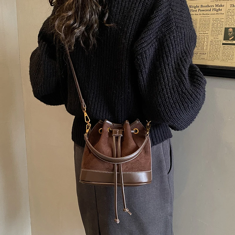 فو الجلد المدبوغ سلسلة بلون حقائب كتف نسائية حقائب الموضة 2026 الخريف/الشتاء جديد الخياطة الموضوع الشباب حقائب كروسبودي