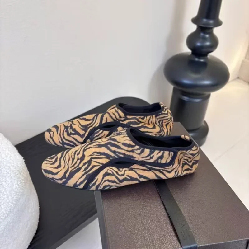 

Дизайнерские оригинальные балетки с леопардовым принтом и заклепками, женские кожаные повседневные туфли без каблука, туфли Мэри Джейн