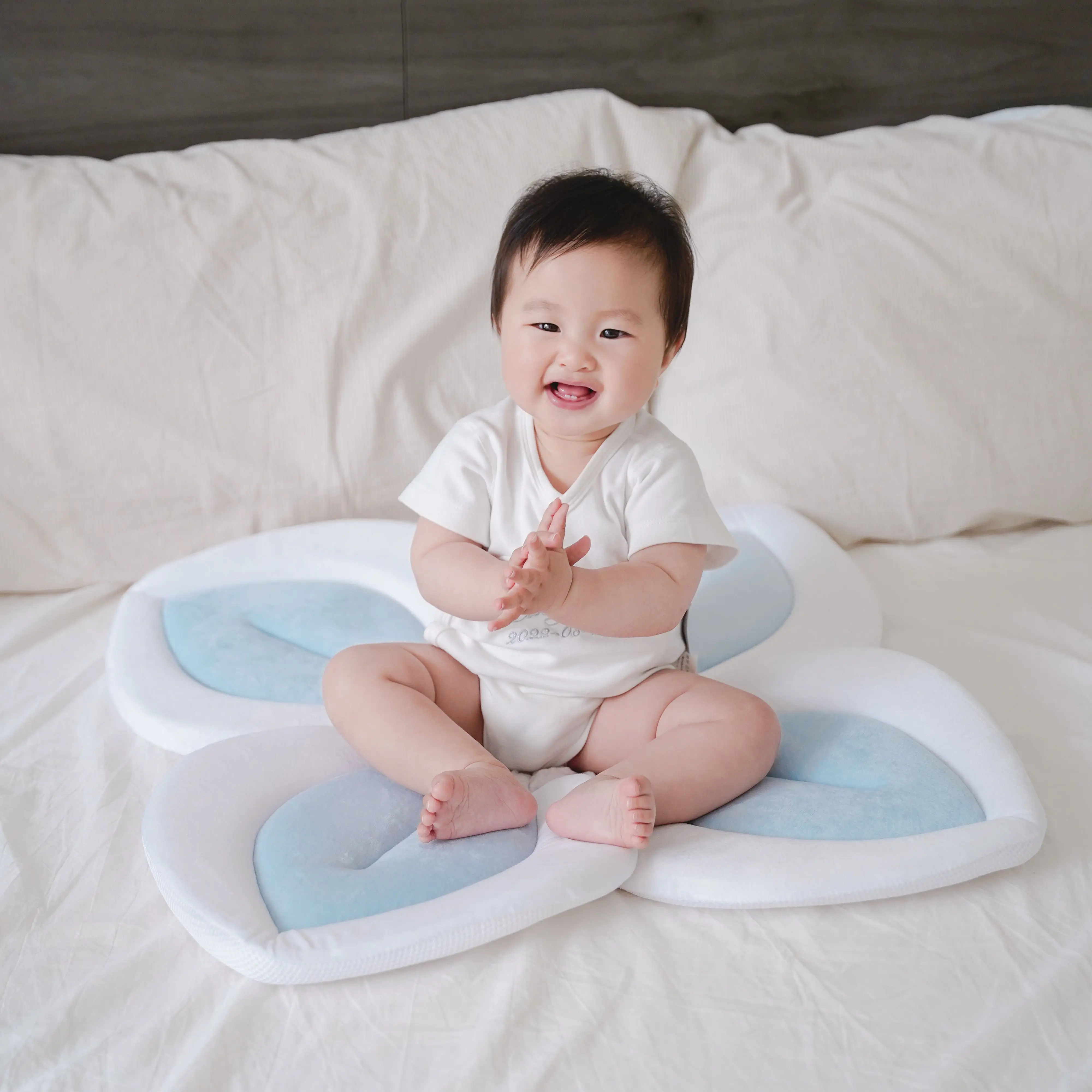 Baby bath mat can lie down fold newborn creative flower bath mat baby bath lotus safety cushion