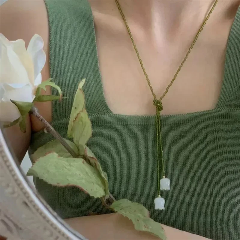 Collana da donna con perline di vetro verde oliva collana con ciondolo a forma di orchidea con campana bianca che indossa una catena di maglioni lunghi etnici regalo di gioielli romantici