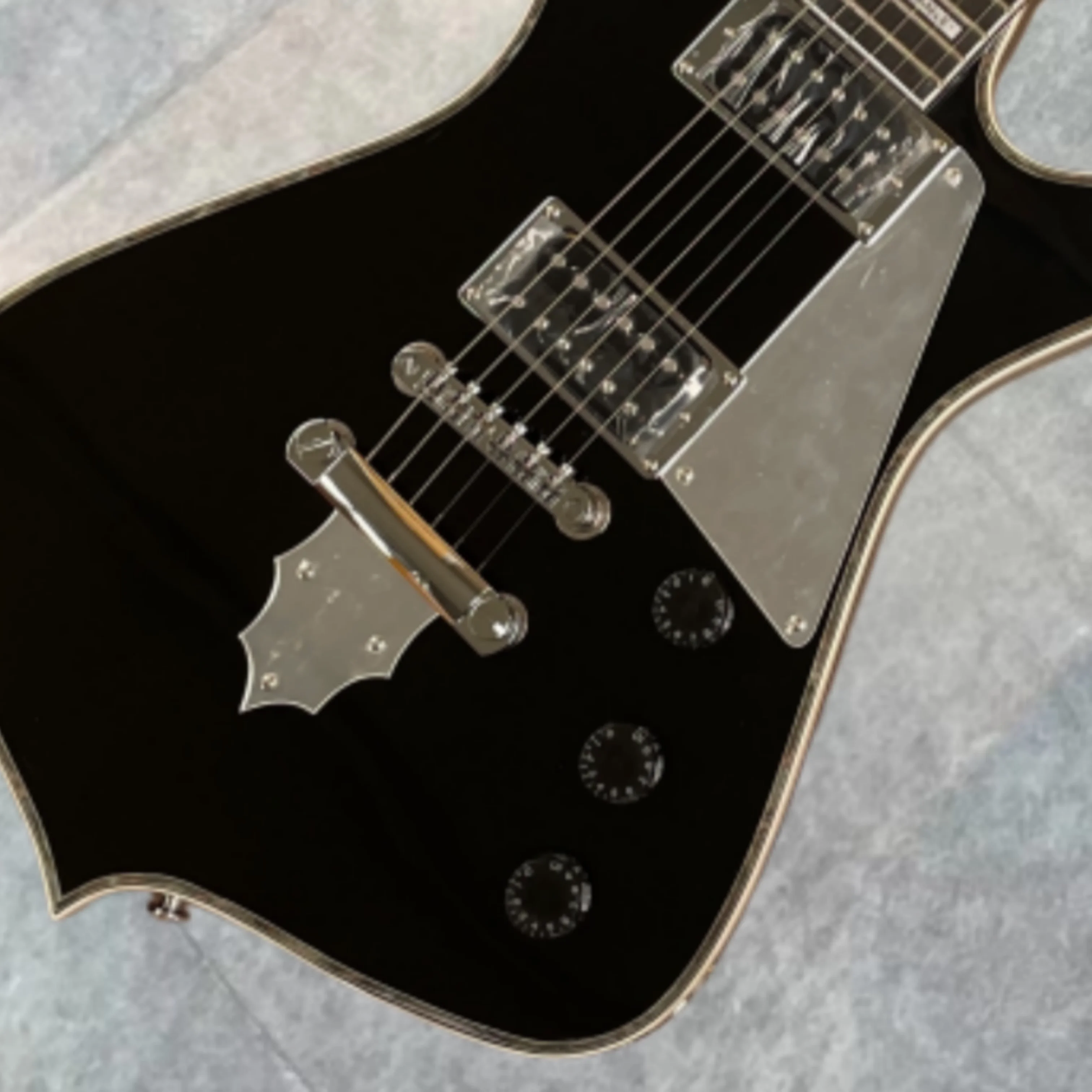 6-string electric guitar,black glossy finish,metal guard,HH pickups, powerful and rich tone guitars—rock-style electric guitarra