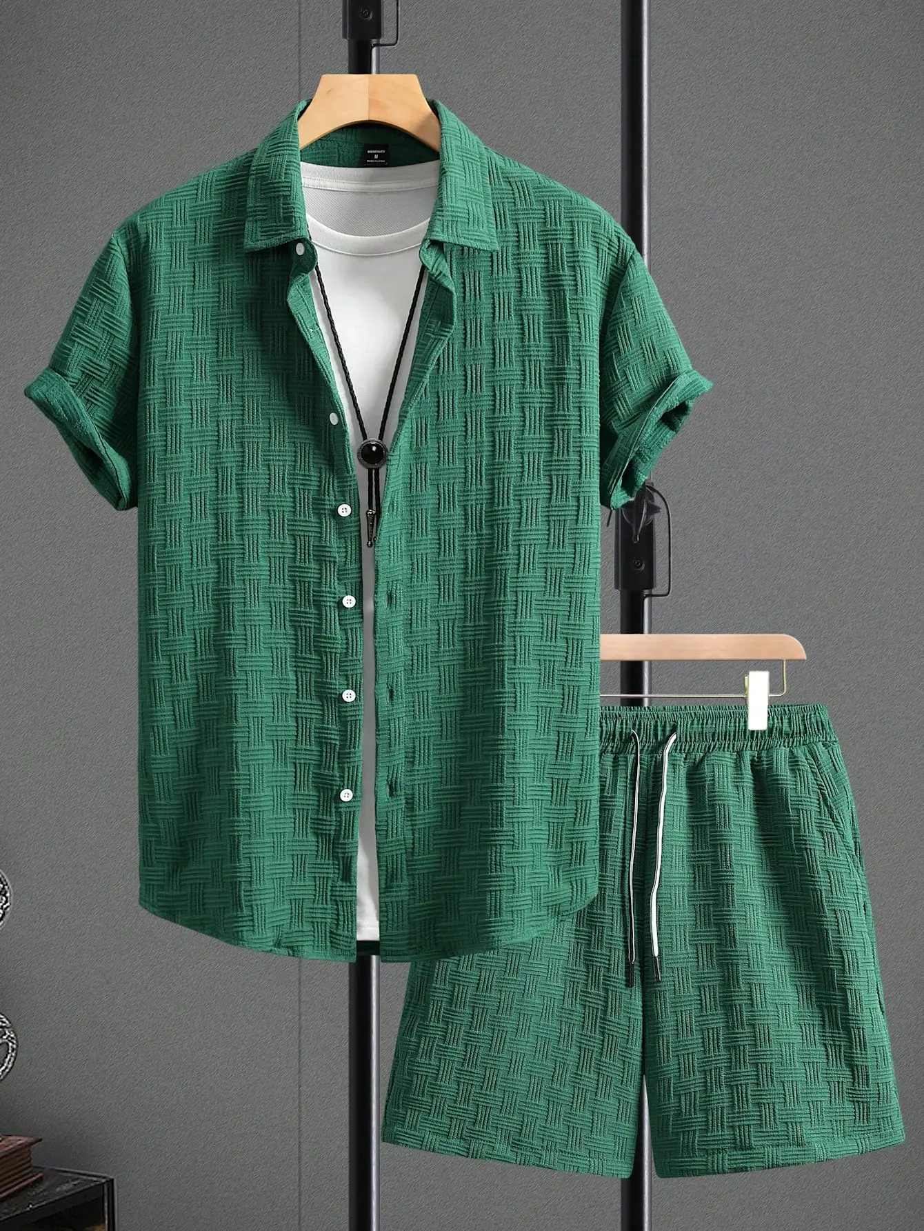 

Мужской повседневный комплект из рубашки с коротким рукавом и шорт с тканым узором