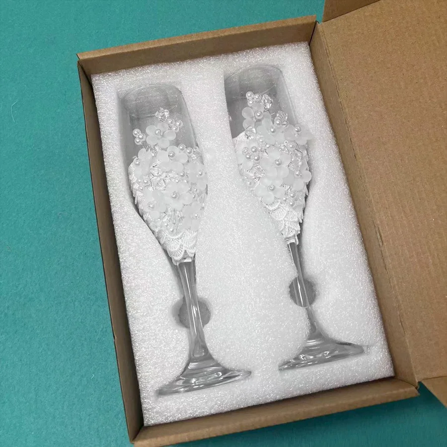 A pair of wedding champagne glasses, creative pearl decoration with white flower wine glasses, wedding season supplies