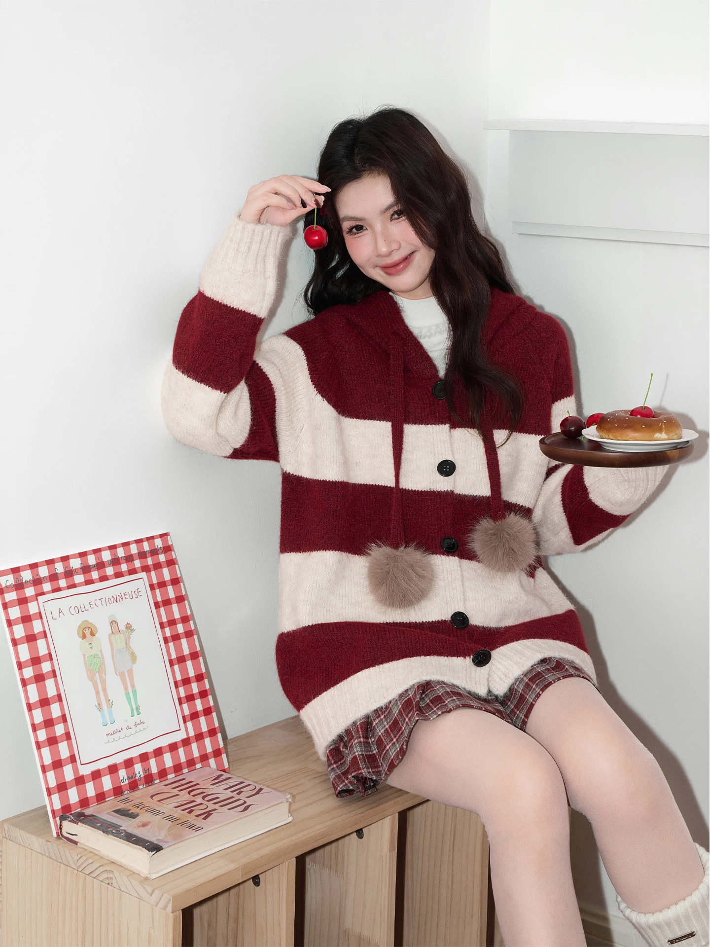 

Женский вязаный кардиган свободного кроя с мягкой, уютной полосатой вязкой и помпонами, верхняя одежда для весны и осени, милый стиль, чистый дизайн, для электронной коммерции S